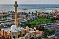 خط أحمر - يهودي متطرف يقتحم جموع المصلين في مسجد حسن بك ويهدد بقتل المسلمين